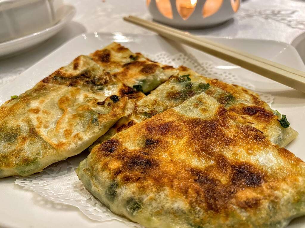 「申浦尚宴」的上海蔥油餅用的是宜蘭三星蔥。（圖／魚夫）