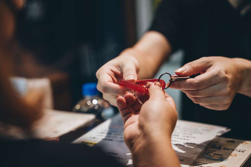引進現代化管理措施，湯客需在櫃台報到後領取鑰匙進場。（攝影／張晋瑞）