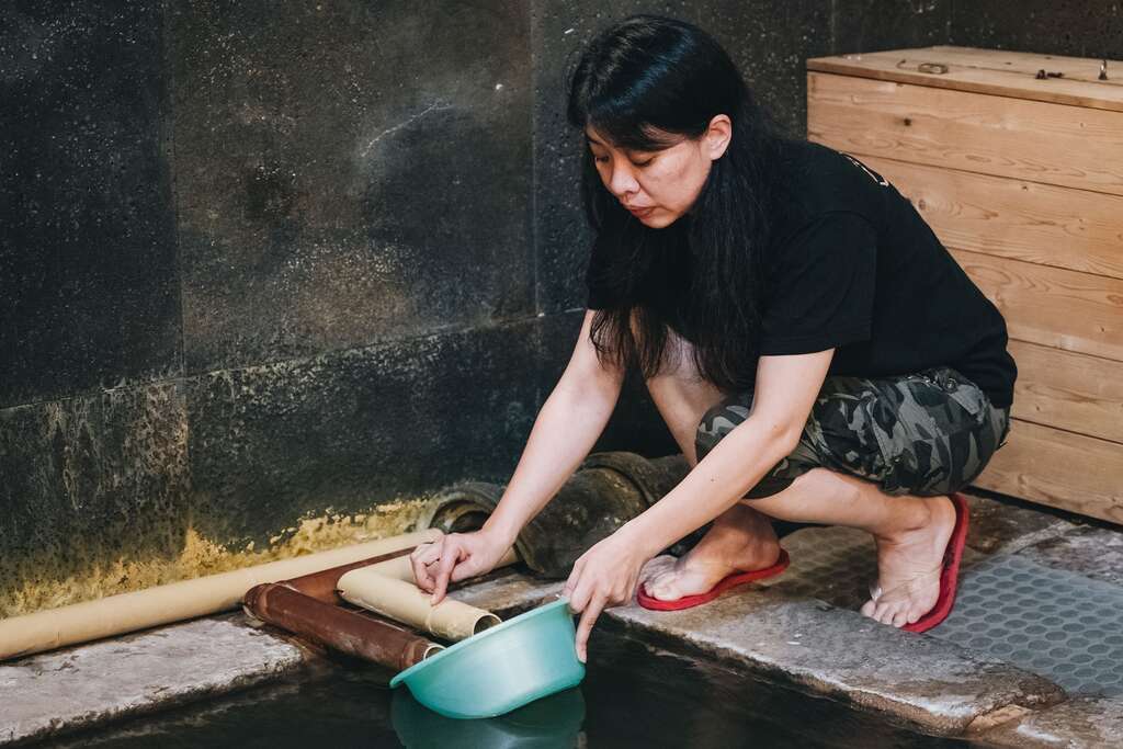 新手需要先拿小盆子練習，以便掌握溫泉、冷水管的出水量，調節出合適的水溫。（攝影／張晋瑞）