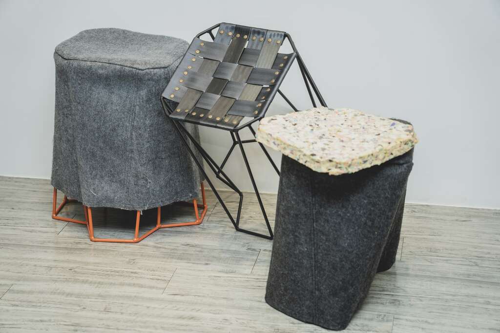 「REnato lab 」公司接待區的座椅，以保麗龍重製布料， 加上棄置的泡棉、汽車安全帶和金屬材料製作而成。（攝影／陳志誠）