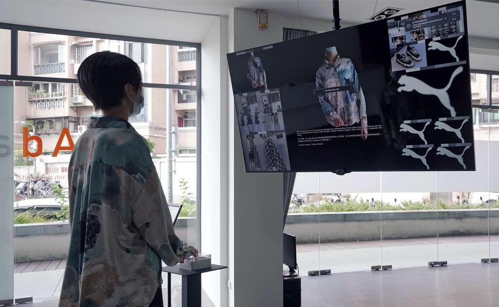 吴宜晔作品〈You May Also Like〉，透过摄影机辨识观者穿着与配件，并以此推播相关商品广告。（左、右图／台北数位艺术中心）