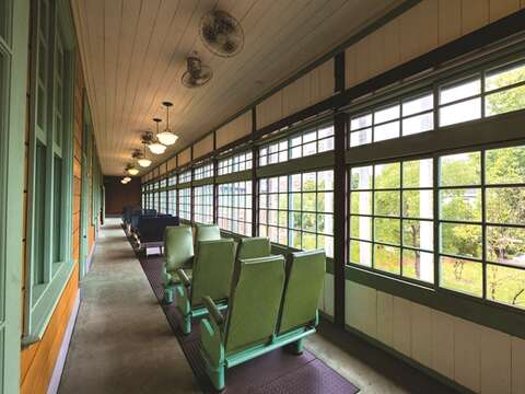 The corridors have also been transformed into retro carriages, allowing railway fans to travel back in time.