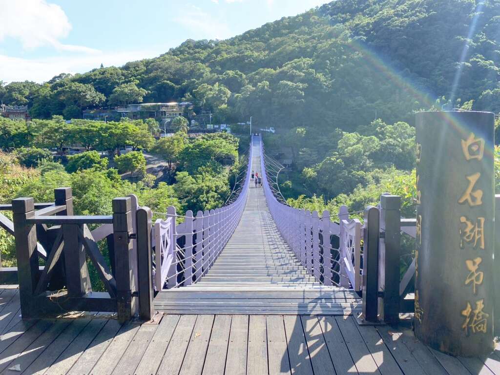 白石湖吊橋宛如巨龍空中飛舞