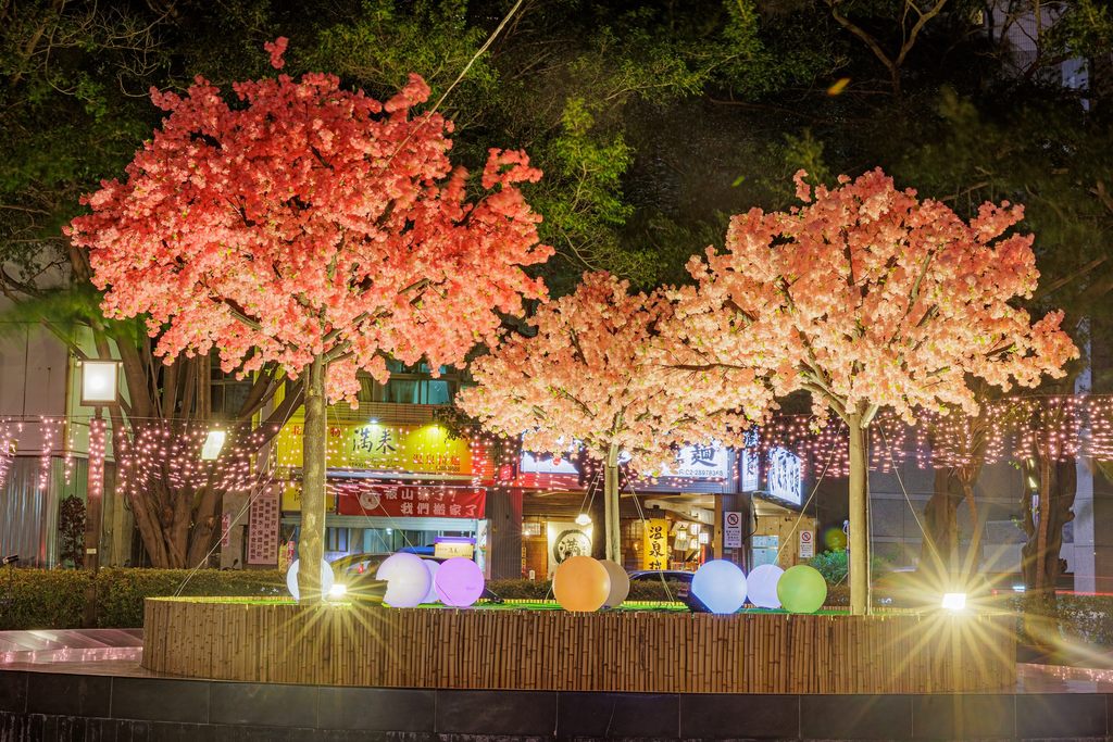 北投公园打造巨型樱花树灯饰造景，璀璨缤纷的樱花粉色灯点亮浪漫氛围