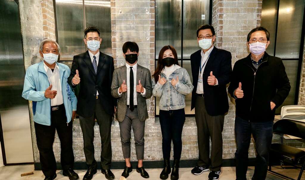 开幕活动来宾合影(左起萤圃里里长陈木松、环保局主任秘书杨维修、厦川玖肆主理人曾士纲先生、台北市议员吴沛忆、文化局副局长田玮、文资委员蔡元良