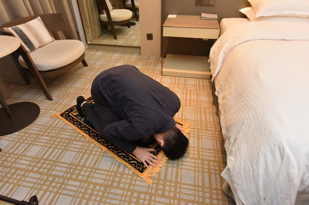 通過認證的穆斯林旅館客房備有祈禱毯，滿足穆斯林朝拜需求。