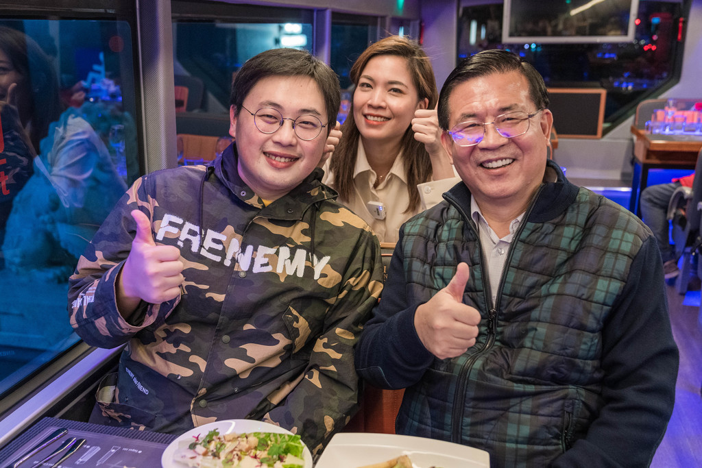 北市观光传播局局长刘奕霆(左)、议员锺沛君(中)及双层餐车业者徐浩源(右)推荐民众搭乘
