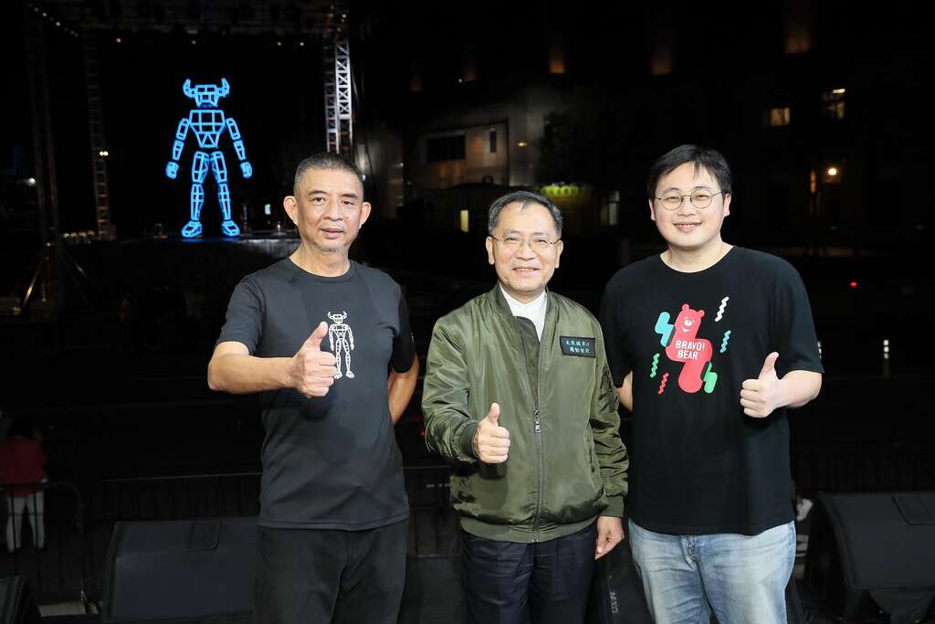 2021台北灯节主灯试灯贵宾合影(左起2021台北灯节创意总监Akibo、台北市副市长蔡炳坤、台北市政府观光传播局局长刘奕霆)