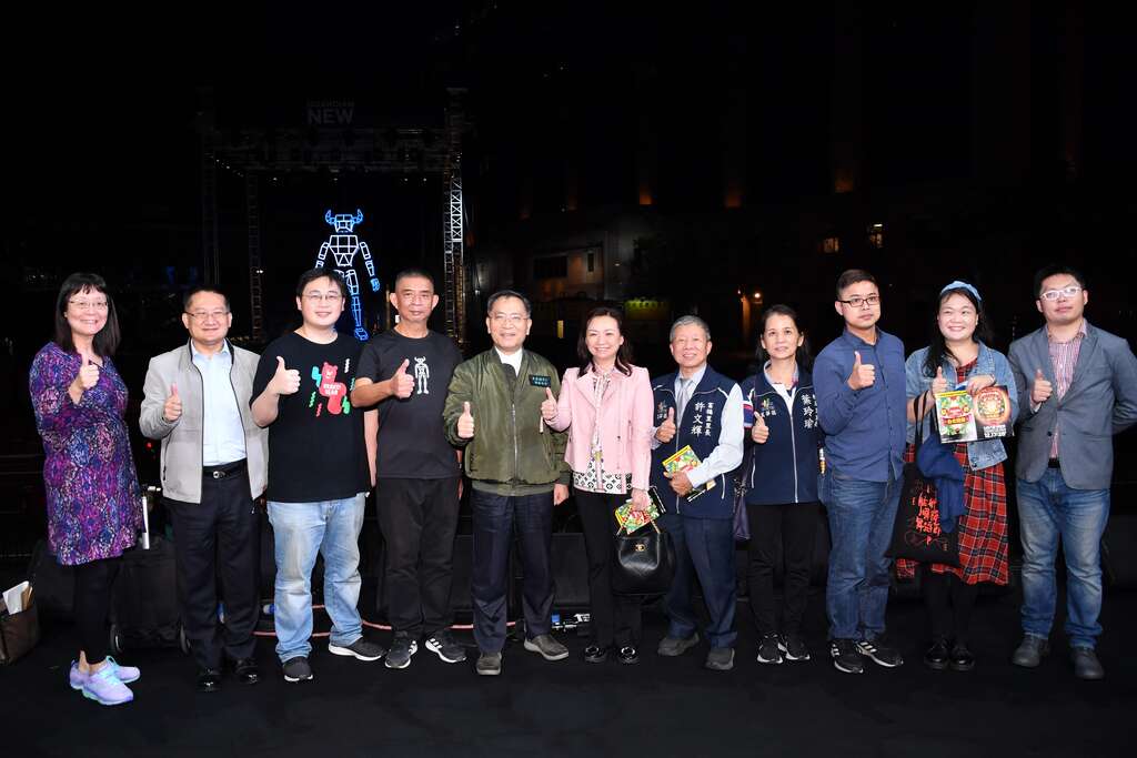 2021台北灯节主灯试灯 台北市副市长蔡炳坤、市府团队与万华区贵宾合影