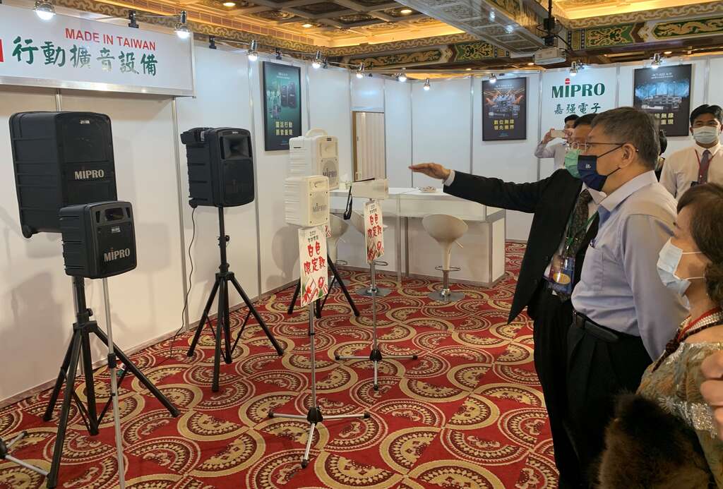 柯文哲市长至特色摊位参观音响设备