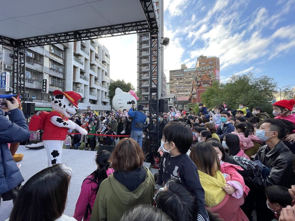 2021台北燈節汪汪隊立大功見面會現場熱絡，湧入許多親子前來拍照。