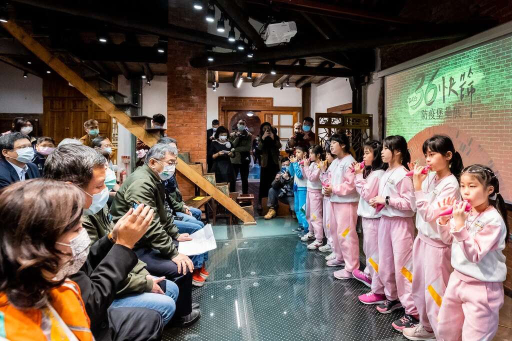 老松國小陶笛隊演出悠揚樂聲向醫護人員及萬華居民致敬