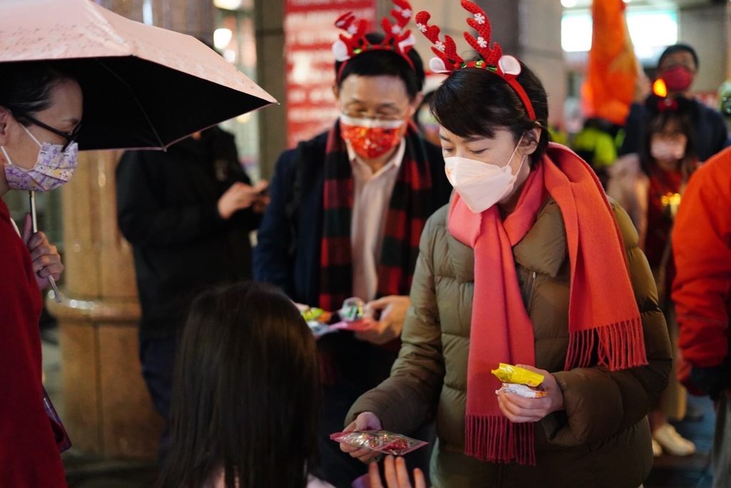 黄珊珊亦率队自台北卫理堂出发，沿路发放耶诞礼物予民众报佳音
