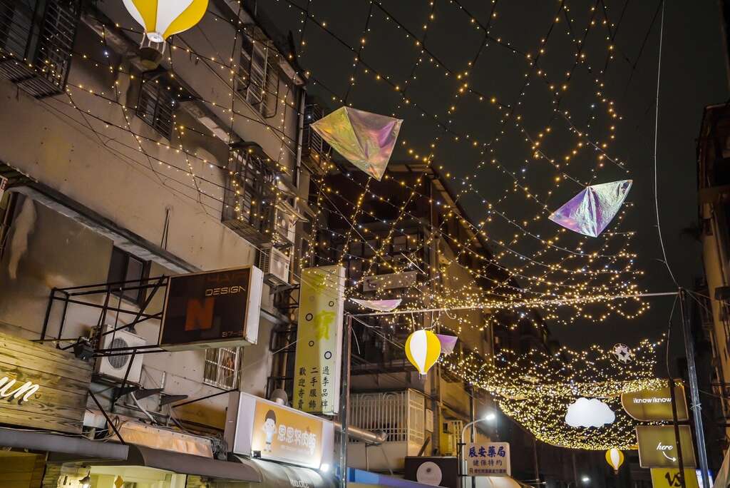 忠孝東路四段77巷「閃耀溫暖風箏」燈飾