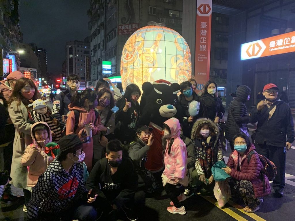 台北燈節民眾攜家帶眷前來賞燈