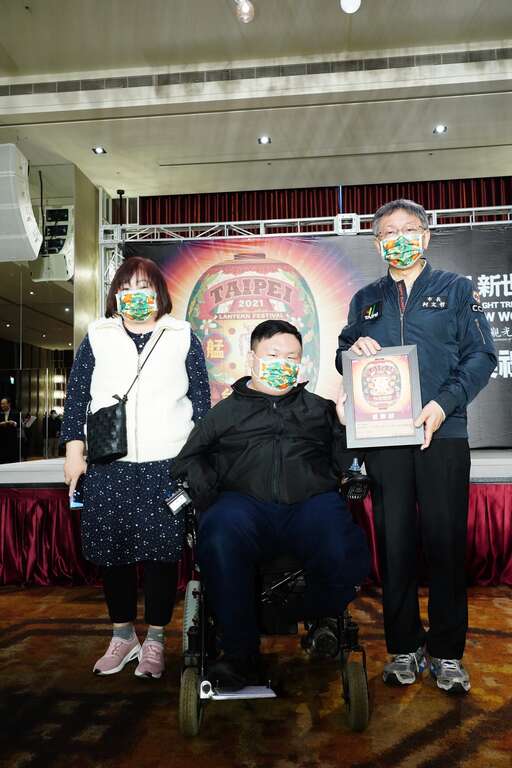 台北醫學大學黃大軒同學即使行動不便也精心拍攝燈節花絮影片, 與臺北市政府市長柯文哲合影