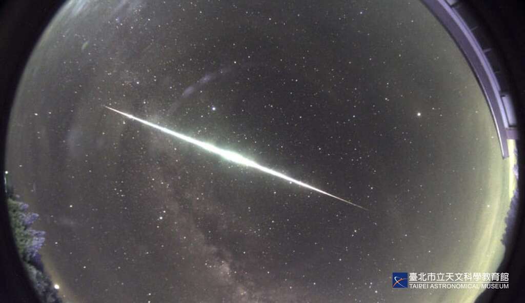 臺北天文館全天域暗空攝影機所捕捉到的明亮火流星