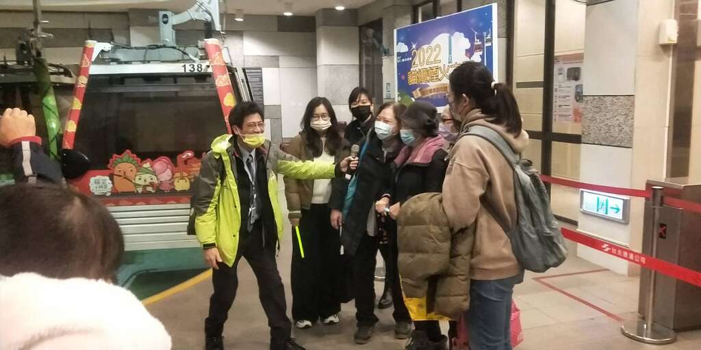 Lucky riders prepare to board the Maokong Gondola for the New Year’s Eve fireworks