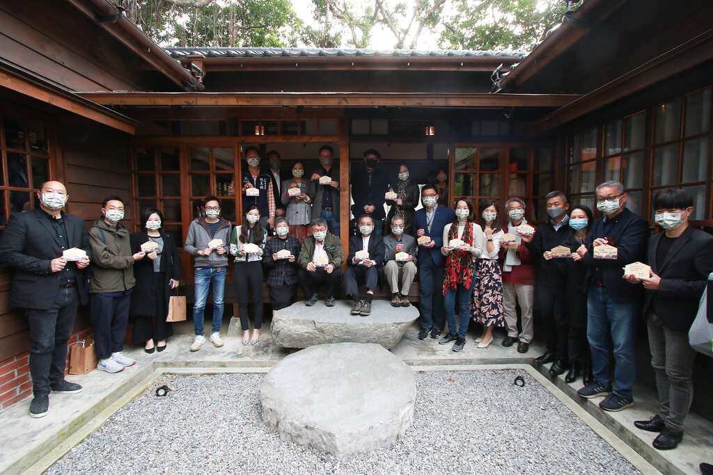 记者会全体来宾撰写祈福卡片合影