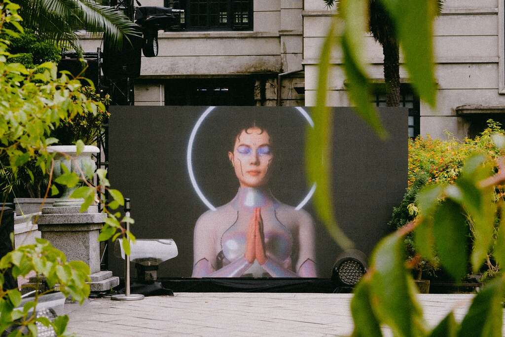 虛實混合技術賦予藝術更多元的表現形式，現實環境與虛擬圖像都可化身為藝術展演的一部分。（圖黃偉倫）