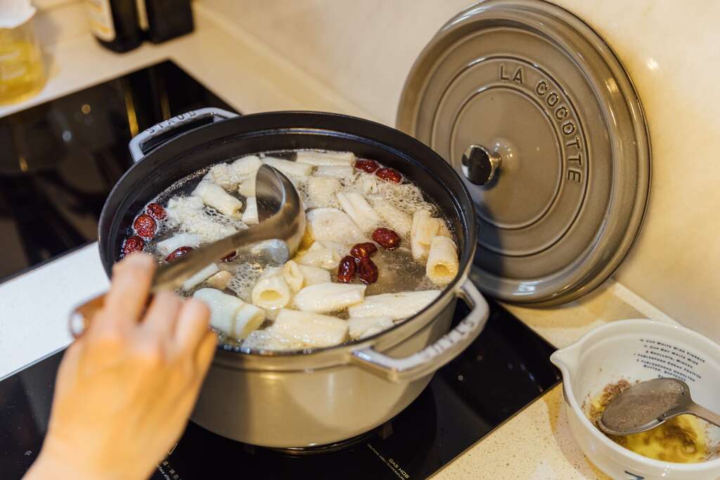以高湯為基底，再加上新鮮食材與乾貨一同熬煮，更能呈現具有層次的風味。（攝影／林冠良）