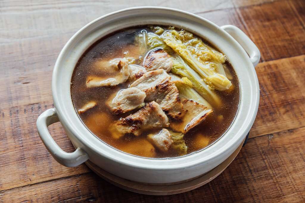麻油鹽麴松阪肉片湯以麻油與薑片為基底，佐以爽口的松阪豬，是道適合冬日享用的湯品。（攝影／林冠良）
