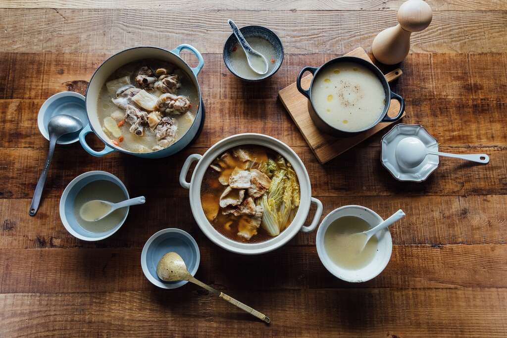 在寒冷冬日裡品嘗熱呼呼的湯品，感受煮湯人的關心與愛。（攝影／林冠良）