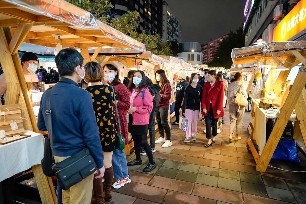 「東区飛行日記」三テーマのイルミネーションに点灯