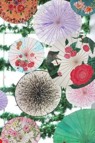 紙傘圖案搭配茶花，有種復古感