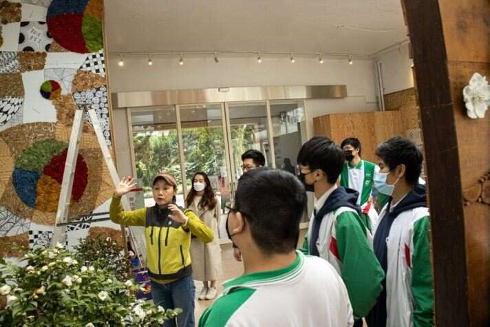 学生们专心学习如何布置展览会场照片