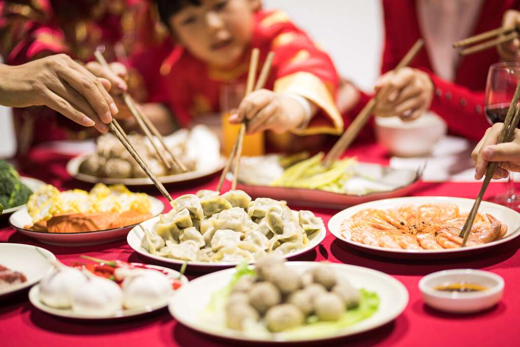 好手艺也需要好材料搭衬，擅长台式料理的Sky 年前总会到南门市场和迪化街走逛，精挑细选心目中的传统年节食材，打造美味餐桌。（图／黑潮文化）