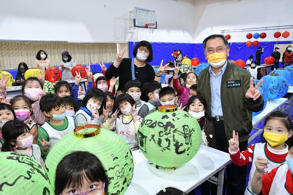 蔡炳坤副市長與現場小朋友手繪燈籠同歡
