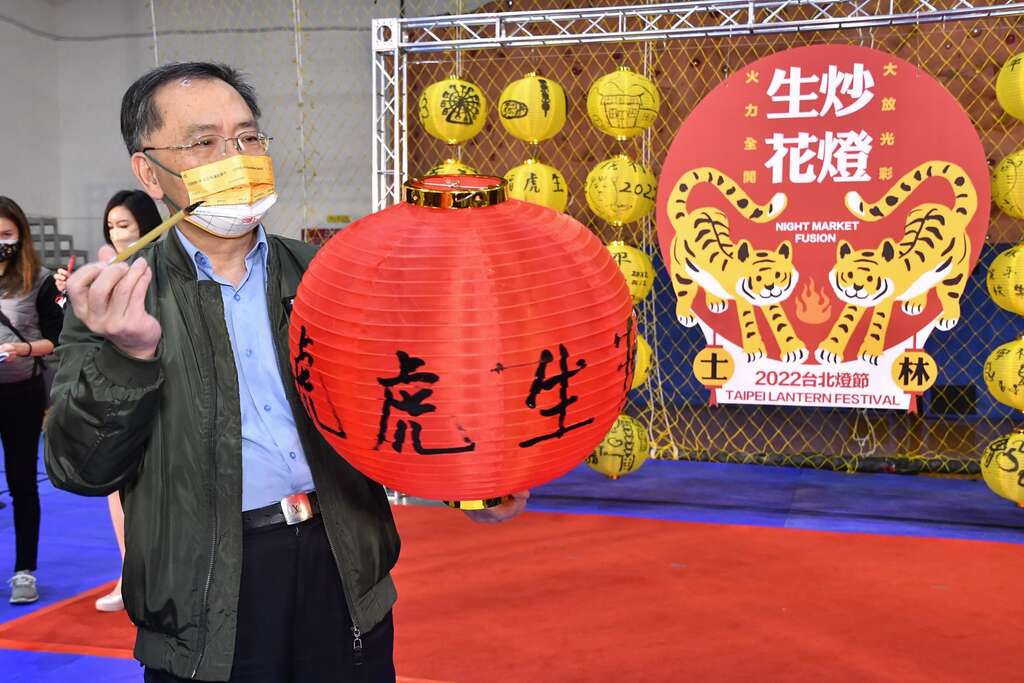 蔡炳坤副市長手繪燈籠 虎虎生風
