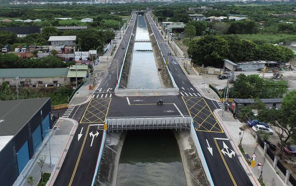 拓宽後的道路让市民朋友体验更舒适的道路服务