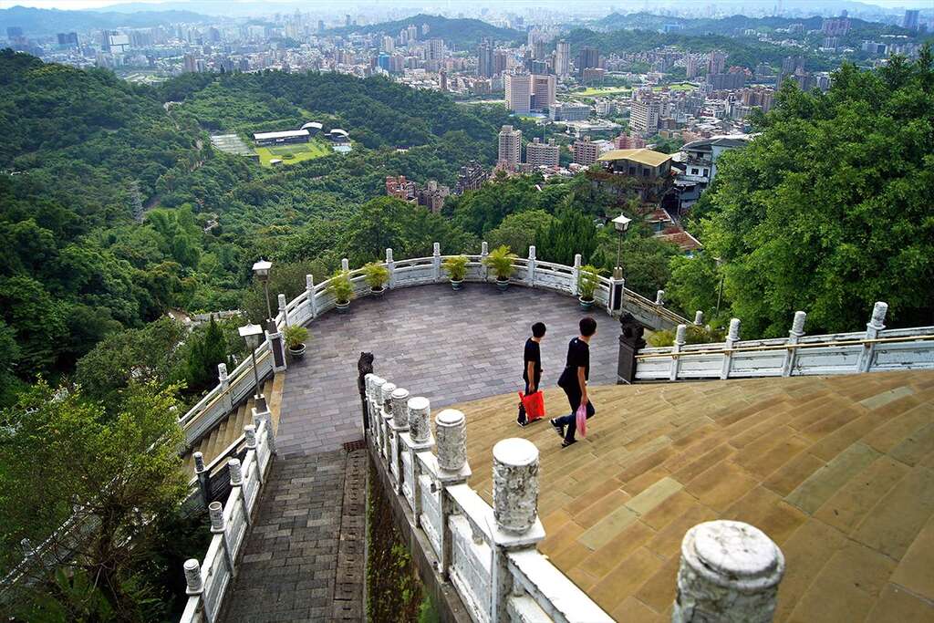 指南宫正殿前方视野宽广，近可观政大校园及猫空景点，远可眺台北盆地