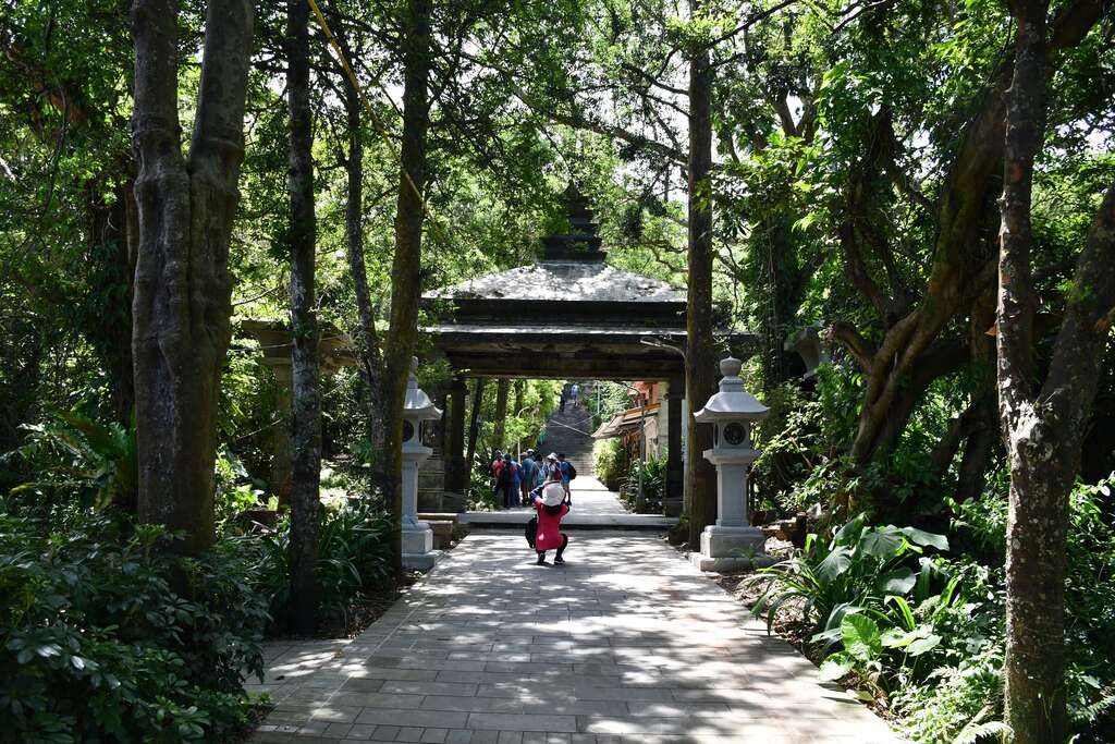 漫步於幽静的竹柏参道，座落於两旁高耸树木林间日据时期兴建之凉亭，彷佛走入时光隧道中