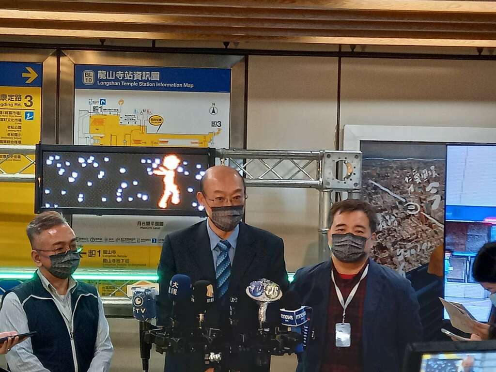 臺北捷運公司副總經理洪育銘(圖中)、站務處副處長林榮輝(圖左)、資訊處副處長謝興盛