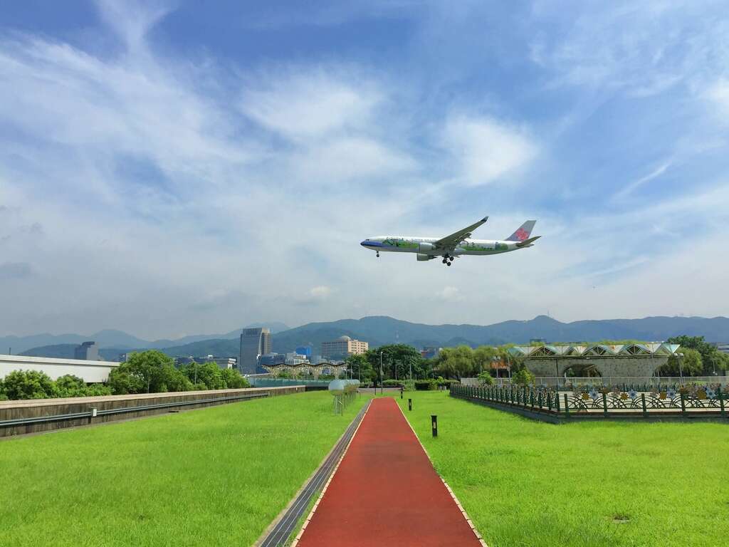 内湖运动公园看飞机