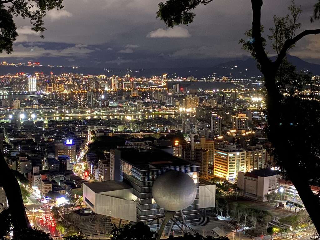 於山顶处的微风平台，享受台北百万夜景