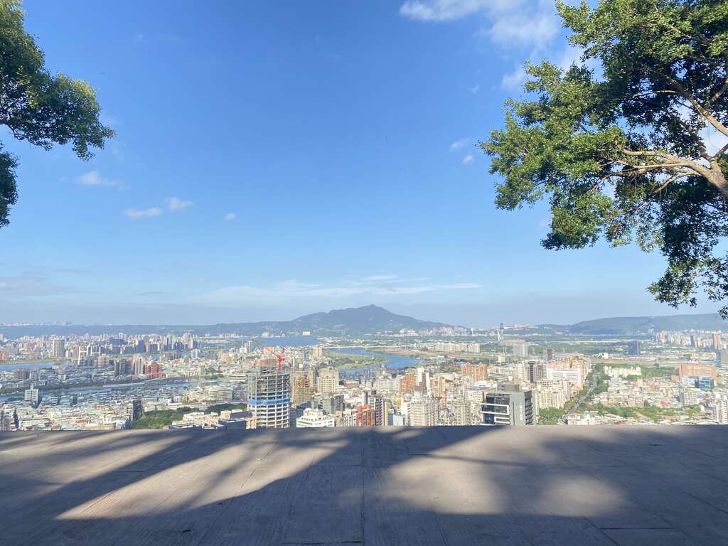 於山顶处的微风平台，远眺基隆河、淡水河及远方观音山