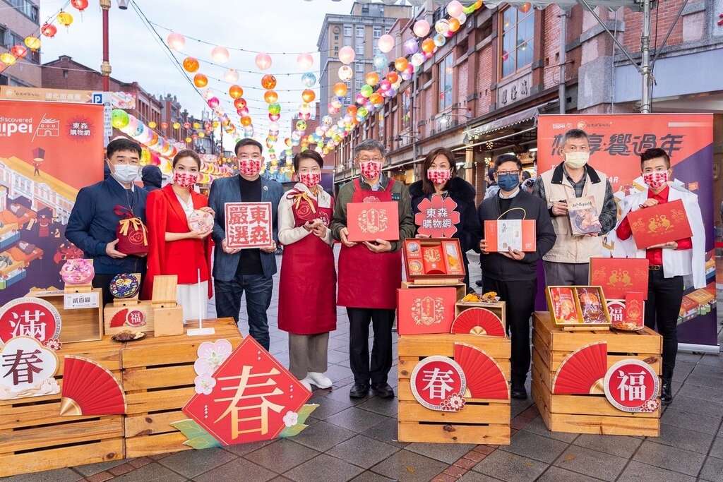 柯文哲市长(中)、黄珊珊副市长(左四)及市府长官与合作电视购物平台及迪化商圈理事长合影