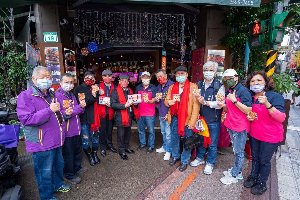 台北後站批发商圈发展促进会黄惠珍理事长(左3)、台北市商业处高振源处长(左4)、台北市政府林崇杰局长(左5)、台北市华阴街徒步区发展协会黄世辉理事长(右5)至华阴街商圈发放店家发财金合照