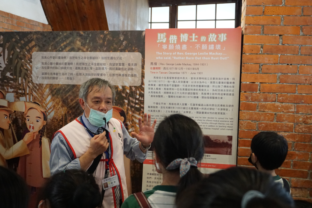 志工導覽醫療館展區馬偕博士的故事介紹