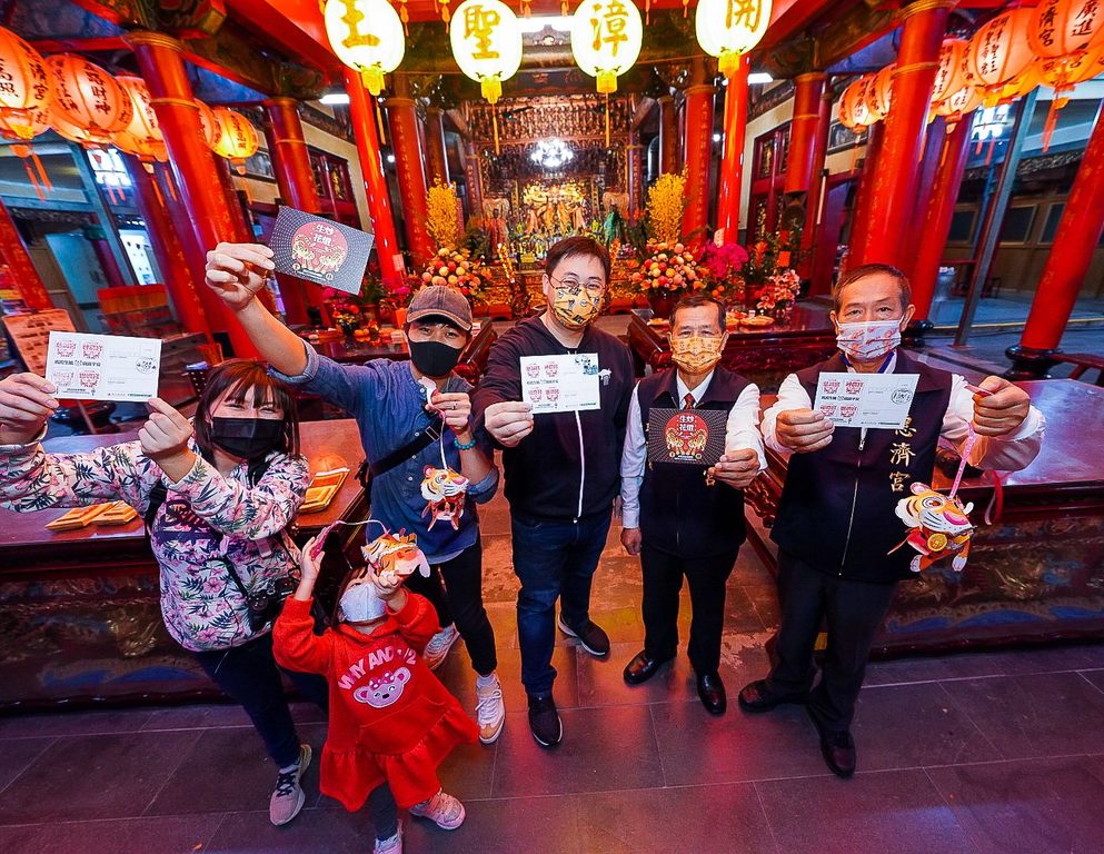 觀光傳播局劉奕霆局長與新生代網紅一同進行「集章寄福」活動.JPG