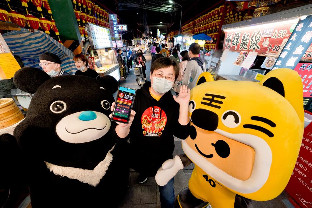 观光传播局刘奕霆局长偕同吉祥物熊赞与祥虎，等你来逛灯节、参与电子集章拿好礼。