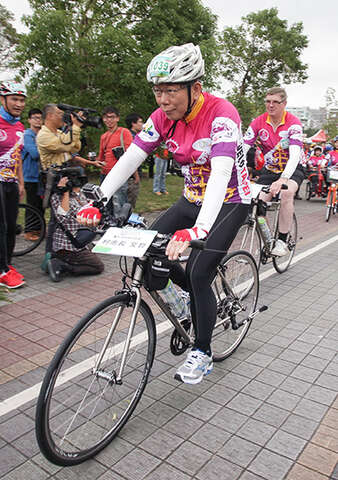 台北市長柯文哲穿著「全球自行車城市大會」車衣，為大會宣傳。（圖／台北市交通局提供）.jpg