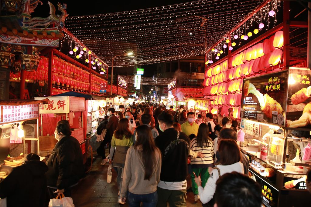 2022台北灯节涌入大量民众促进商圈发展.JPG