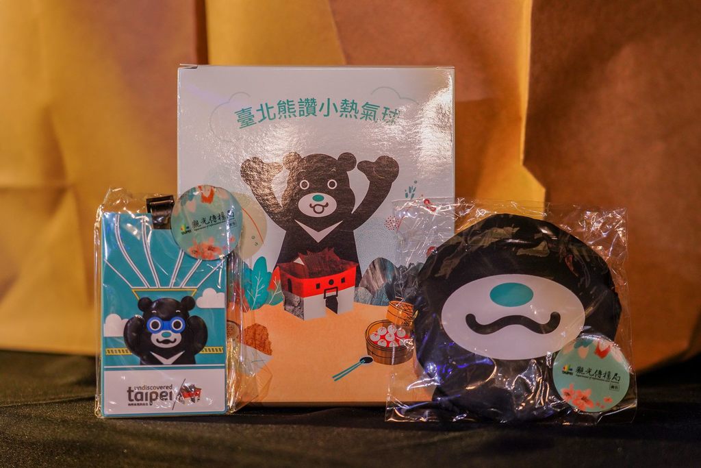 熊赞特别准备小热气球等礼物作为本次情人节惊喜礼包。