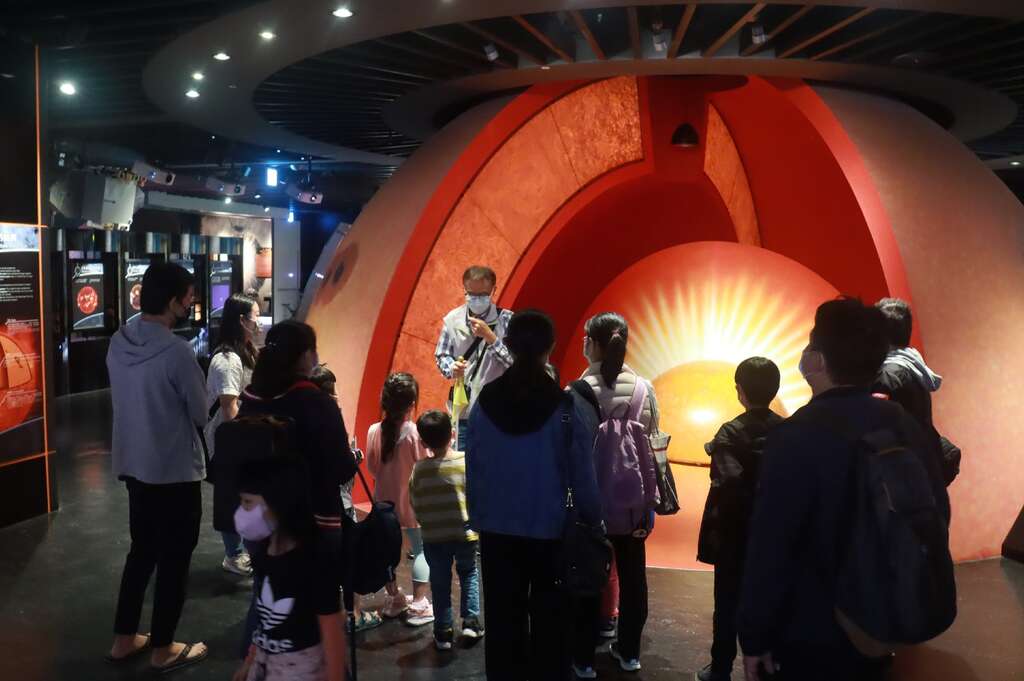 展示场精采的导览解说