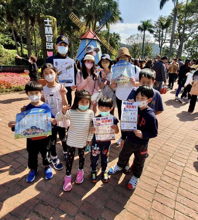 士林官邸郁金香花海微旅行，保大警「鸽」伴游宣导防疫、反诈骗及廉洁反贿络等犯罪预防工作。-小朋友合影